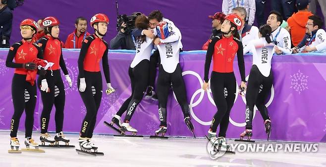 2018년 평창 올림픽 여자 3,000ｍ 계주가 끝난 뒤 한국과 중국 선수단 모습.  (강릉=연합뉴스) 한상균 기자 = 20일 강릉아이스아레나에서 열린 평창동계올림픽 여자 쇼트트랙 3,000m 계주에서 금메달을 차지한 한국 선수들 옆을 실격패한 중국 선수들이 지나가고 있다. 2018.2.20 xyz@yna.co.kr