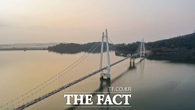 국내 최장을 자랑하는 논산 탑정호 출렁다리 입장이 3월부터 유료화한다. /논산시청 제공