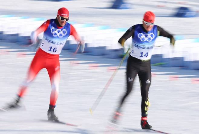 중국 허베이성 장자커우 국립 크로스컨트리 스키 센터에서 열린 2022 베이징 동계올림픽 크로스컨트리 스키 남자 15km+15km 스키애슬론 경기에 출전한 선수들이 막판 스퍼트를 하고 있다. 장자커우/연합뉴스 제공