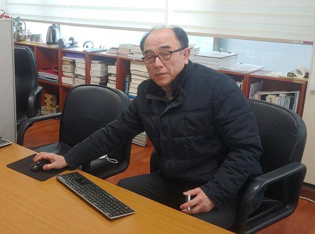 황언구 청주국제공항 주민협의회 회장이 8일 협의회 사무실에서 환경분쟁조정위원회 배상결정에 대해 설명하고 있다. 황언구 회장 제공