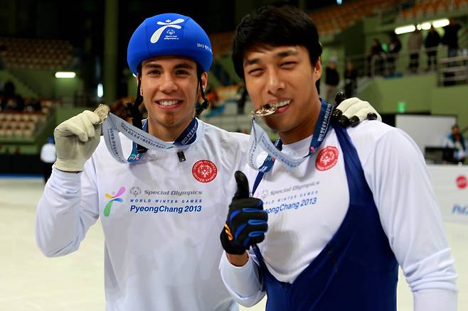 악연을 딛고 나중에 화해한 김동성과 안톤 오노. [중앙포토]
