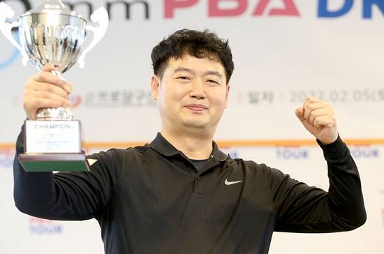 PBA 드림투어(2부) 3차전 우승자 이국성이 트로피를 들고 기념촬영 하고 있다.(사진=PBA)