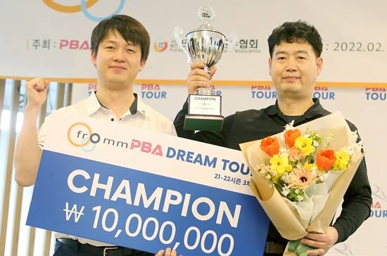 (왼쪽부터) 준우승자 이정훈과 이국성이 기념 촬영을 하고있다. (사진=PBA)
