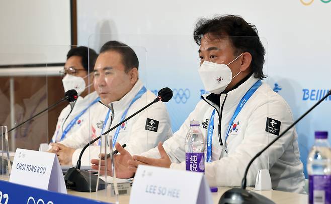 8일 중국 베이징 메인미디어센터(MMC)에서 열린 대한민국 선수단 베이징 동계올림픽 긴급 기자회견. 선수단은 전날 열린 쇼트트랙 남자 1000m에서 실격처리 당한 황대헌, 이준서의 사례가 편파 판정이라고 주장하며 국제스포츠중재재판소에 제소할 예정이라고 밝혔다. [연합]