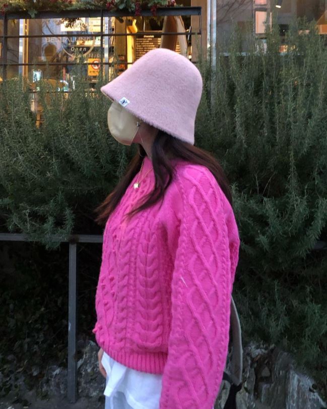 Talent Han Sun-hwa showed off her fashion sense with a cunning (like she didnt decorate it).Han Sun-hwa posted a picture of strawberries and grape emoticons on his instagram on the 8th.In the photo, she is wearing a pink bucket hat and a dark pink sweater.In contrast to the bright top, it is completing a cucumber look that seems to have been decorated with oatmeal jogger pants and dark wine socks that give a sense of unity.The cute pose creates a playful atmosphere.On the other hand, Han Seon Hwa has been working as a girl group secret, and has left the group in 2016 and is concentrating on acting activities.Recently, he showed a realistic performance through the original teabing Drunk City Women.