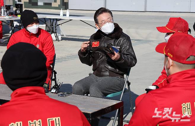 더불어민주당 이재명 대선후보가 지난달 28일 경기도 김포시 해병대 2사단 항공부대를 방문, MZ세대 장병과 대화하고 있다. 국회사진취재단