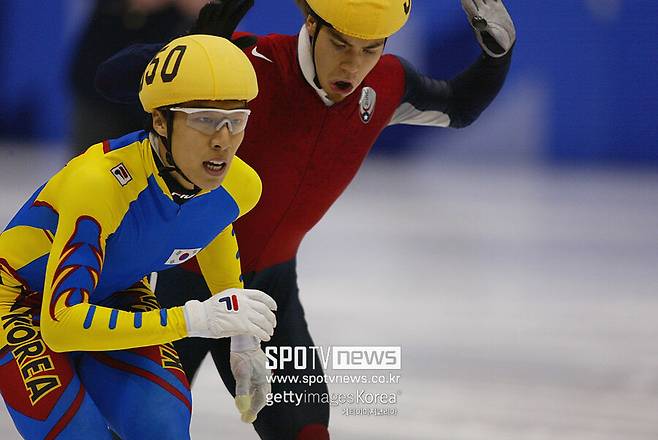 ▲ 김동성(왼쪽) 옆에서 헐리우드 액션을 하고 있는 안톤 오노.