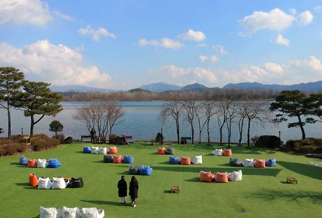 물멍 때리기 좋은 카페 카르페 야외