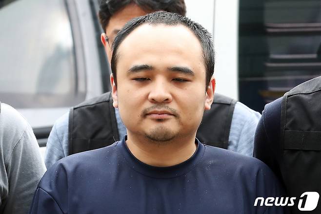 장대호가 2019년 8월 21일 오후 조사를 받기 위해 경기도 고양경찰서로 이송되고 있다. (뉴스1 DB) 2020.7.29/뉴스1