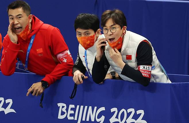 7일 오후 중국 베이징 캐피털 실내경기장에서 열린 2022 베이징 동계올림픽 쇼트트랙 남자 1000m 결승 경기, 중국 김선태(오른쪽) 감독과 안현수(러시아명 빅토르 안) 기술코치가 응원하고 있다./뉴시스