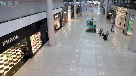 신종 코로나바이러스 감염증(코로나19) 변이 '오미크론' 확산으로 8일 인천 영종도 인천국제공항 제1여객터미널 면세점 거리가 한산하다. 뉴스1