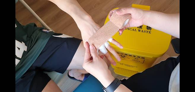 응급 처치를 하고 쇼트트랙 남자 1500m 경기에 나서는 박장혁. [사진 대한체육회]