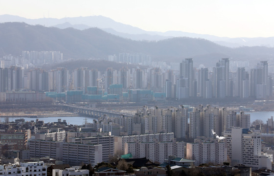 (서울=뉴스1) 황기선 기자 = 서울 아파트 거래절벽이 역대 최고 수준을 기록하고 있다.  31일 서울부동산정보광장에 따르면 전날 기준 12월 거래 건수는 493건으로 나타났다.  업계에서는 대출규제와  내년 3월 대통령 선거를 앞두고 시장 불확실성이 그 어느 때보다 큰 상황이라, 매도자도 매수자도 급히 거래에 나서기보다는 일단 시장을 관망하고 있다고 진단했다.  사진은 이날 남산에서 바라본 서울시내 아파트 모습. 2021.12.31/뉴스1