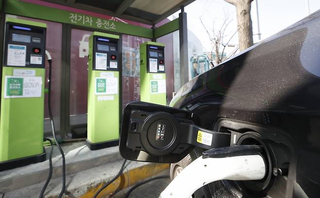 SK에너지가 주유소에서 전기차 충전을 할 수 있는 에너지 슈퍼스테이션을 건설했다. 사진은 지난달 28일 서울 한 전기차 충전소에서 전기차가 충전 중인 모습. /사진=뉴스1