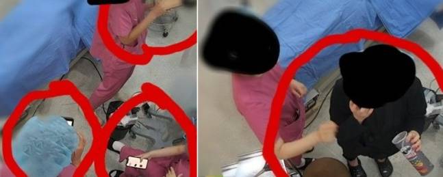 한 유명 성형외과 수술방 직원들이 가슴수술 환자를 마취 상태로 방치한 채 휴대폰을 만지고 과자를 먹는 모습. 검은 옷을 입은 직원은 수술복을 갖춰 입지 않은 수술방 외부 직원으로 알려졌다. [온라인 커뮤니티]