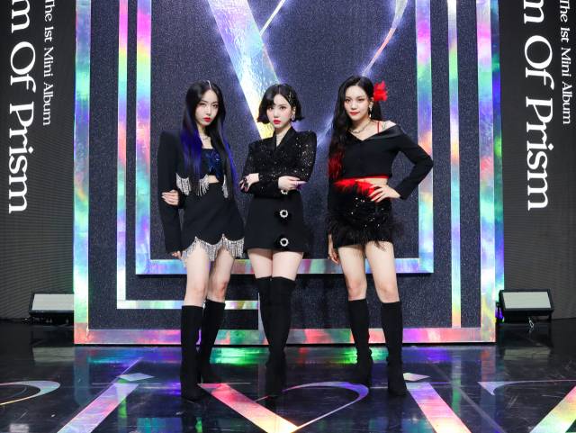 그룹 비비지(신비, 은하, 엄지)가 9일 첫 번째 미니앨범 'Beam Of Prism' 발매 기념 쇼케이스에 참석했다. / 사진=빅플래닛메이드 제공