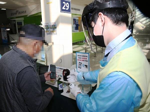 신 스마트입장시스템을 통해 영업장에 입장하고 있는 장외지점 고객. 
사진 | 국민체육진흥공단