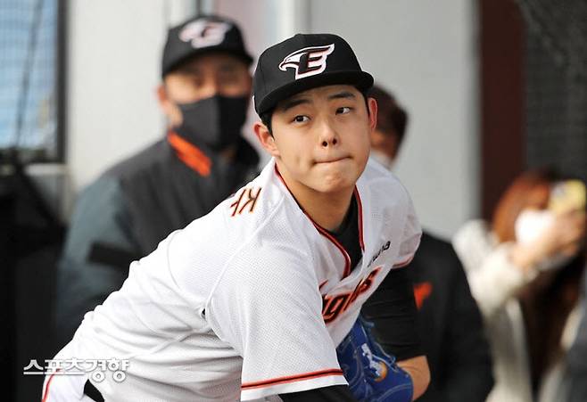 문동주가 8일 한화 퓨처스 서산캠프에서 불펜 피칭을 하고 있다. 한화 이글스 제공