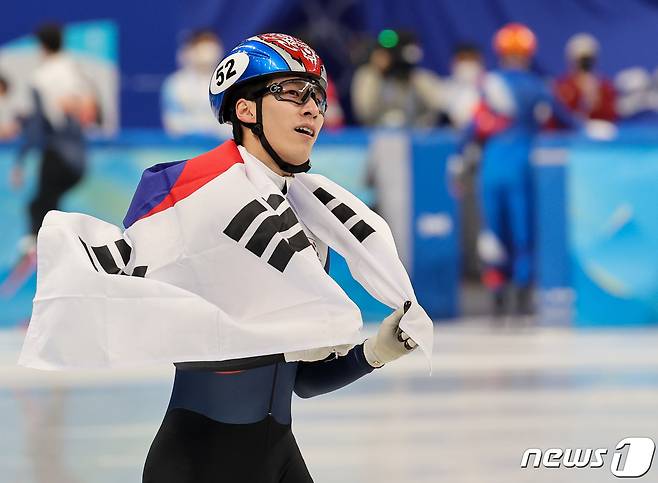황대헌이 9일 오후 중국 베이징 수도실내체육관에서 열린 2022 베이징 동계올림픽 쇼트트랙 남자 1500m 결승에서 금메달을 확정짓자 태극기를 들고 세리머니를 하고 있다. 2022.2.9/뉴스1 © News1 안은나 기자