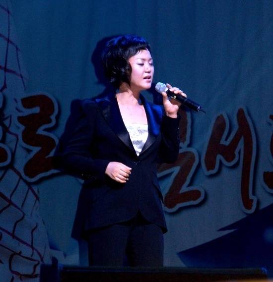 류계영이 부른 '인생'은 가난을 헤치며 살아온 질곡어린 삶을 꼿꼿하게 딛고 일어선 똑순이의 이야기로 뭉클한 감동을 준 곡이다. 게스트로 열창하고 있는 동료가수 콘서트 무대. /류계영