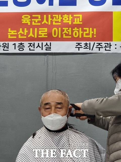 국민의힘 최호상 논산계룡금산 당협위원장이 민주당 이재명 대선 후보의 육사 안동이전 공약에 반발해 10일 삭발식을 하고있다. /논산=이병렬기자