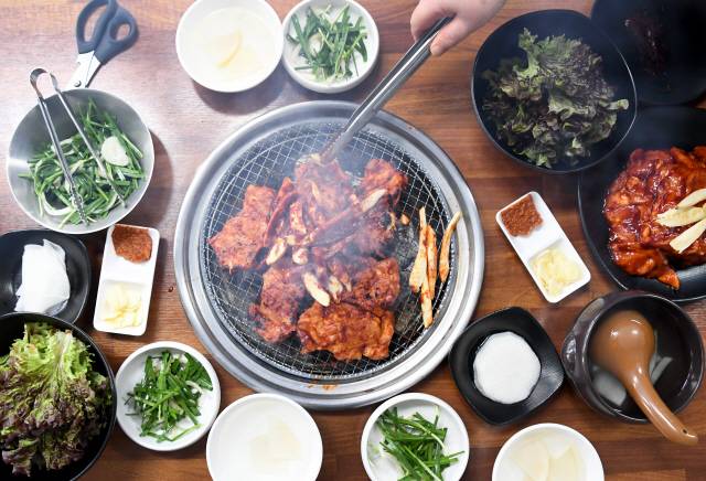산더덕숯불닭갈비 상차림