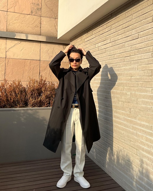 Actor Yi Dong-hwi showed off the fashionista aspect.Yi Dong-hwi posted several photos on his instagram on the 10th without any special comments.Yi Dong-hwi in the public photo is a sophisticated spring fashion with colorful knit, black trench coat, and ivory pants.The neat and unique styling is outstanding.Yi Dong-hwi also wore sunglasses to save her chic charm; she feels the fashionista aspect of her preparation for spring.Lee Sang-soo, who saw this, attracted attention by leaving a comment saying Prepare for spring.On the other hand, Yi Dong-hwi is in public devotion with actor Jung Ho-yeon who appeared in Netflix original Squid Game.