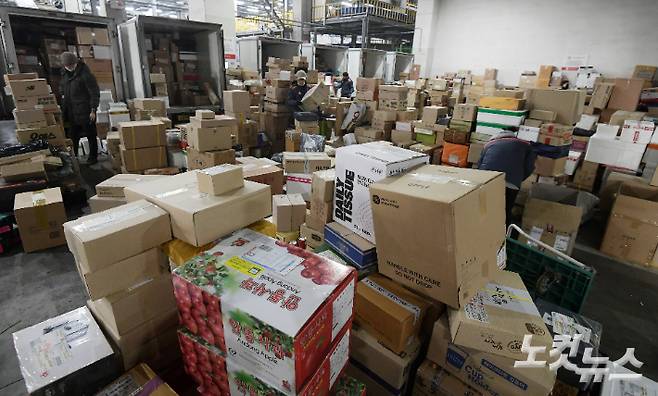 서울 송파구 서울복합물류센터에서 관계자들이 택배상자를 분주하게 옮기고 있다. 이한형 기자