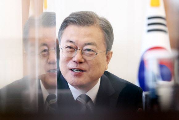 문 대통령, 아태뉴스통신사기구와 서면 인터뷰 - 문재인 대통령이 청와대에서 아시아태평양지역 뉴스통신사 교류협력체 ‘아태뉴스통신사기구’(OANA)의 의장사인 연합뉴스 및 세계 7대 통신사와 서면인터뷰를 한 후 사진 촬영에 임하고 있다. 2022.2.10 아태뉴스통신사기구 합동취재단