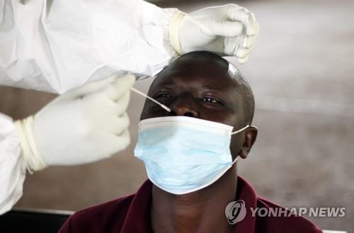 지난 3일 짐바브웨에서 한 남성이 코로나19 검사를 받는 모습.  [AP 연합뉴스 자료사진. 재판매 및 DB 금지]