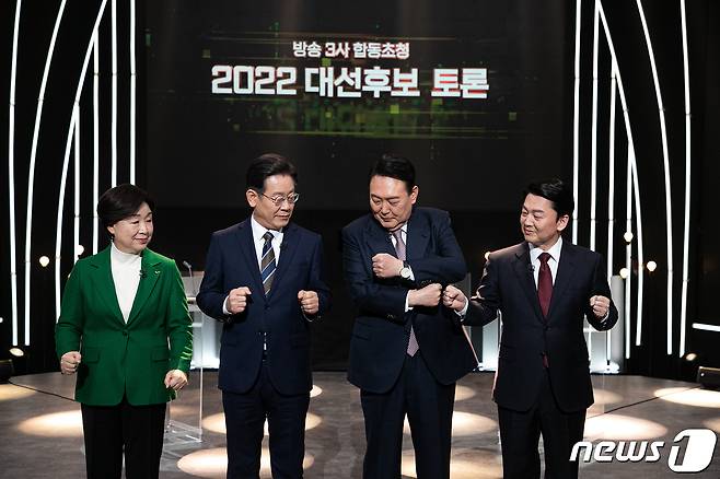 심상정 정의당(왼쪽부터), 이재명 더불어민주당, 윤석열 국민의힘, 안철수 국민의당 대통령 후보가 3일 저녁 서울 영등포구 KBS 공개홀에서 열린 지상파 방송 3사(KBS·MBC·SBS) 합동 초청 대선후보 토론회 시작에 앞서 기념 촬영을 하고있다. 2022.2.3/뉴스1 © News1 국회사진취재단