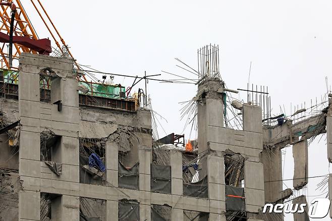 9일 오후 광주 서구 화정동 현대산업개발 아이파크 아파트 신축 공사 붕괴사고 현장에서 국립과학수사연구원, 광주경찰청 과학수사계, 국립재난안전연구원 등이 합동감식을 진행하고 있다. (자료사진) 2022.2.9/뉴스1 © News1 황희규 기자