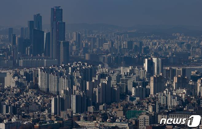 서울 용산구 서울 N타워에서 바라본 아파트 단지의 모습. 2022.2.2/뉴스1 © News1 이재명 기자