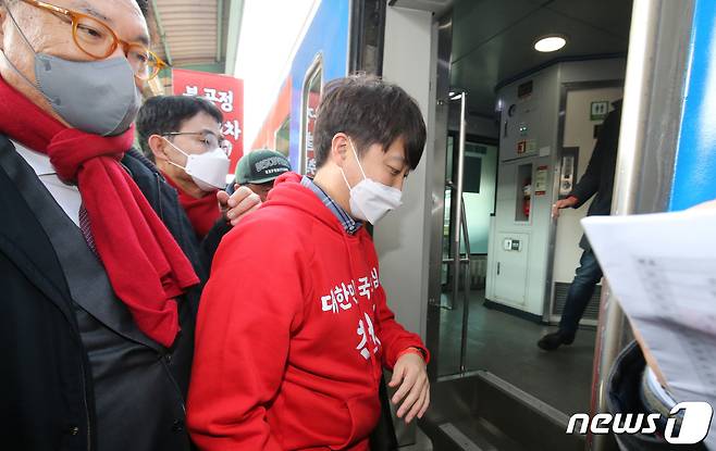 이준석 국민의힘 대표가 11일 오전 충남 천안역에서 당원들과 열정열차에 탑승하고 있다. 2022.2.11/뉴스1 © News1 김기태 기자