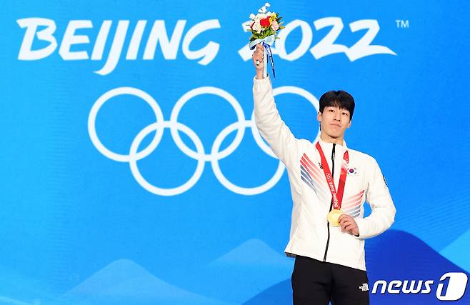 황대헌이 10일 중국 베이징 메달플라자에서 열린 2022 베이징 동계올림픽 쇼트트랙 남자 1500m 메달수여식에서 금메달을 목에 걸고 있다. 2022.2.10/뉴스1 © News1 안은나 기자