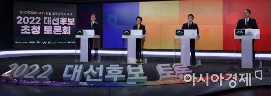 이재명 더불어민주당, 심상정 정의당, 안철수 국민의당, 윤석열 국민의힘 대통령선거 후보(왼쪽부터)가 11일 서울 중구 매경미디어센터에서 열린 한국기자협회 주최·방송 6개사 공동 주관 2022 대선후보 초청 토론회 시작에 앞서 리허설을 하고 있다./국회사진기자단