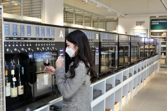 롯데마트 제타플렉스 내 보틀벙커의 와인 테이스팅탭. 다양한 와인을 취향에 맞게 경험해볼 수 있다. [사진 롯데마트]
