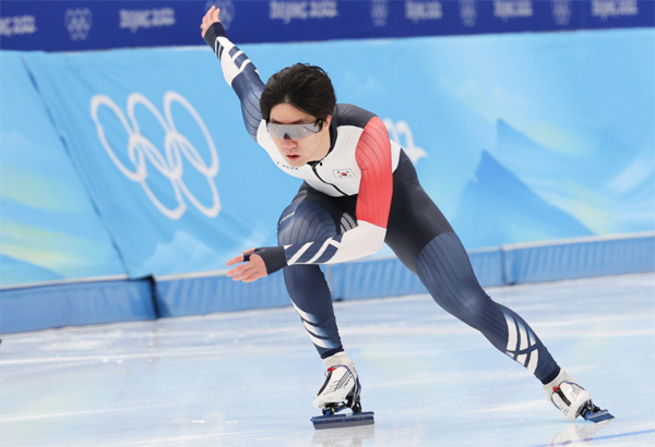 12일 오후 5시 2022 베이징동계올림픽 스피드스케이팅 남자 500m 경기에 출전하는 차민규가 훈련을 하고 있다. [사진 출처 = 연합뉴스]