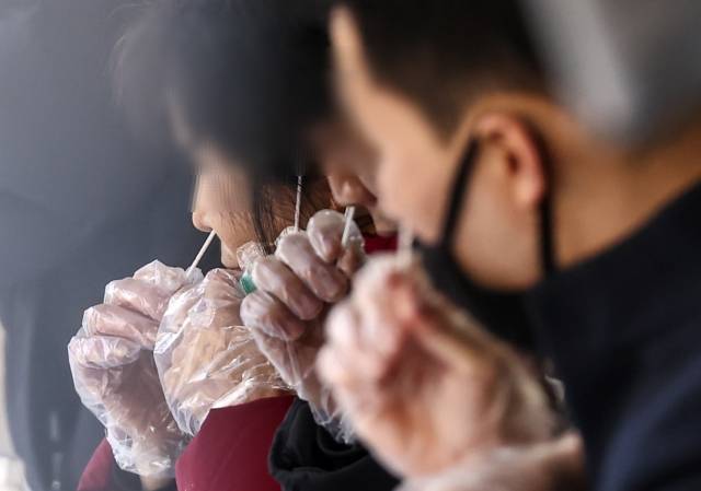 지난 4일 오후 서울 구로구 테크노 근린공원 임시선별검사소에서 시민들이 신속항원검사를 하고 있다. [연합]