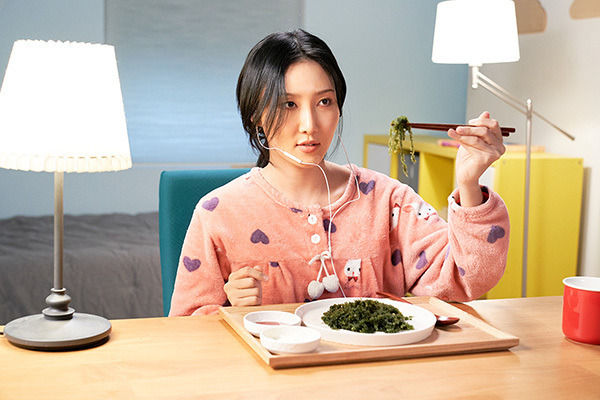 Group MAMAMOO member Hwasa will make a shocking visual transformation as a host of Coupang Play SNL Korea Season 2.Hwasa, which has become an icon of the music industry that can not be replaced with brilliant performance, excellent ability and personality, will appear as a host for 7 times in SNL Korea Season 2 broadcasted on February 12th.Hwasa, who has been active in various fields, has been promoting hot topics every time, including music charts and entertainment and food, with his extraordinary talent and talent, and predicted that he will take over the comedy show.Various YouTube scenes parody as well as sensual contest performance will be attracted to the charm.In the digital short corner Speaker Jeonseong era to shoot MZ taste first, Hyuk Soon TV, which caused the last-generation topic, will go to find another new YouTuber.In order to overcome the timid personality, the ordinary high school 3 Speaker who started YouTube will grow into a professional YouTuber that dominates popular videos from airport thief parody to chandelier cover and cocaine dance.In the corner Notting Hill, he became a top star and transformed into Hwasa who came to his ex-boyfriend Shin Dong-yup, and he shows off his deadly charm to attract Shin Dong-yup to avoid the gaze of his current girlfriend Ahn Young-mi.Finally, Connor AI Gigadoubi Giga Maria predicted the birth of an AI Character full of personality that has never been seen before.It will clean up the house in a new way beyond imagination and stimulate the laughter button with the funny chemistry with the senior AI Gigahuni Jung Sang-hoon.SNL Crewejins unstoppable performance, which has become even more popular, attracts attention.In the 2022 New Years special nature documentary series The Tears of Women, which is back, it will capture the lifestyle in detail and stimulate a close-to-real laugh with the performances of the newly-concerts that believe and see Lee Su-ji and Joo Hyun-young.In the Power Diary, where Jung Sang-hoon, Kim Min-kyo, Kwon Hyuk-soo and Lee Su-ji are discussing heatedly with the new youth president of the village, they are expected to satirize the presidential candidate TV debate in earnest.