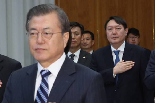 지난 2019년 11월8일 청와대에서 열린 반부패정책협의회에서 국기에 대한 경례를 하고 있는 문재인 대통령과 윤석열 당시 검찰총장. 연합뉴스