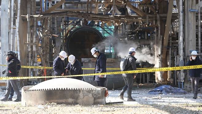 여천NCC 3공장 폭발사고 현장 (여수=연합뉴스) 형민우 기자 = 11일 오전 전남 여수시 화치동 국가산단 내 여천NCC 3공장에서 폭발 사고가 발생해 경찰과 공장 관계자 등이 사고 현장을 살펴보고 있다. 이날 사고로 4명이 숨지고 4명은 중·경상을 입고 병원으로 이송됐다. 2022.2.11 minu21@yna.co.kr