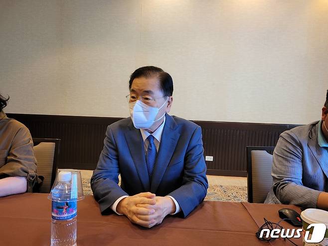 한미일 외교장관 회담 참석차 미국 하외이를 방문한 정의용 외교부장관이 11일(현지시간) 호놀룰루의 한 호텔에서 특파원들과 간담회를 하고 있다. © 뉴스1