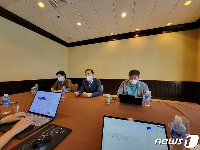 한미일 외교장관 회담 참석차 미국 하외이를 방문한 정의용 외교부장관이 11일(현지시간) 호놀룰루의 한 호텔에서 특파원들과 간담회를 하고 있다. © 뉴스1