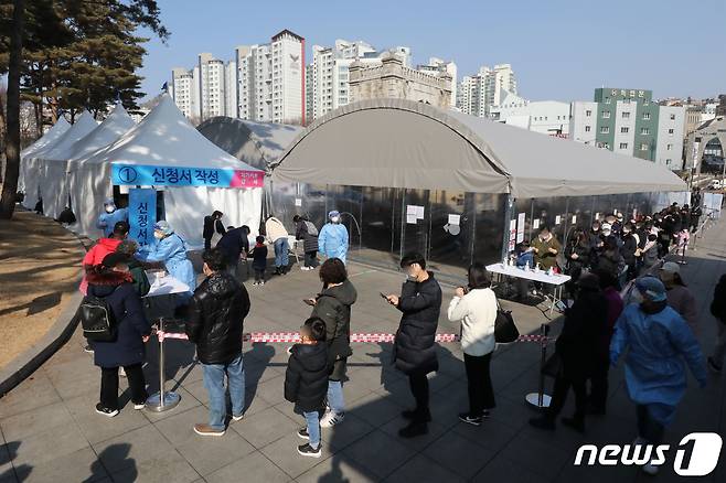 12일 서울 서대문구 독립문광장 임시선별진료소를 찾은 시민들이 신속항원검사를 받기위해 줄을 서서 대기를 하고 있다. 국내 확진자는 사흘째 5만명대를 기록했다. 2022.2.12/뉴스1 © News1 박세연 기자