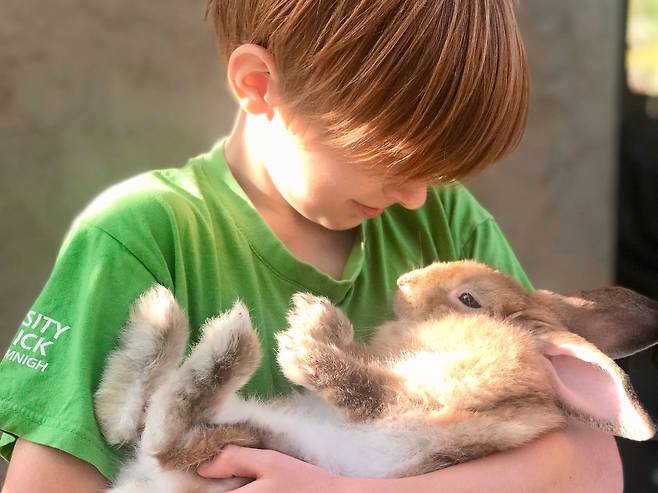 쓰다듬어 주고 말을 걸어준 것 만으로 토끼의 콜레스테롤 수치가 낮아졌다. 켈리 하딩은 '다정함의 과학'으로 오늘의 작은 친절이 내일 당신의 몸을 변화시키는 과정을 성실하게 추적했다.