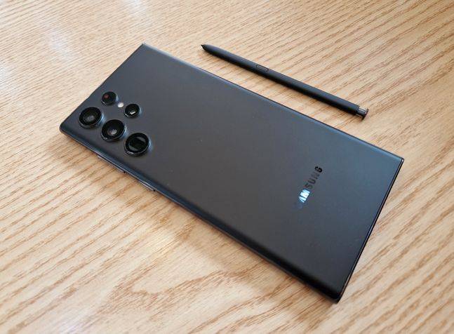 삼성전자 스마트폰 ‘갤럭시S22 울트라’.ⓒ데일리안 김은경 기자