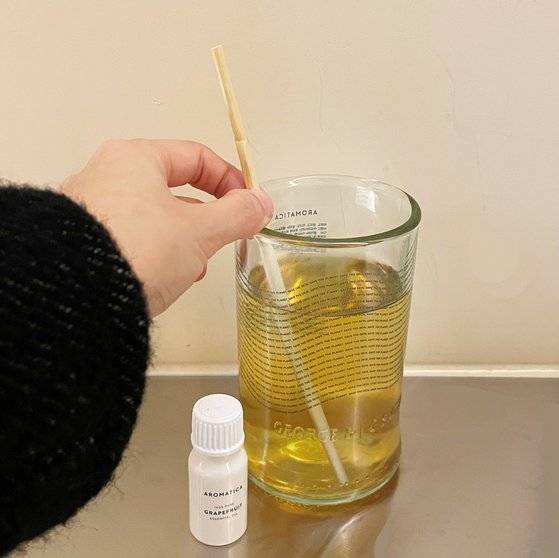 차가운 음료에 갈대빨대를 꽂아서 마셔보았다. 입술에 닿는 감촉이 딱딱한 게 약간 아쉽다. [사진 임승현]