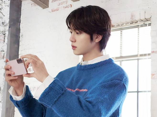 빛은 거들뿐..방탄소년단 진, 밤에 찍어도 '월드와이드핸섬'