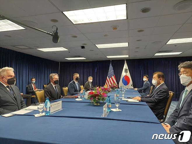 정의용 외교부 장관(오른쪽 두번째)과 토니 블링컨 미 국무장관(왼쪽 두번째)이 12일(현지시간) 미 하와이 호놀룰루 소재 아시아·태평양 안보연구소(APCSS)에서 만나 최근 북한의 긴장고조 행위에 대한 공동대응 방안 등을 논의하고 있다. © 뉴스1